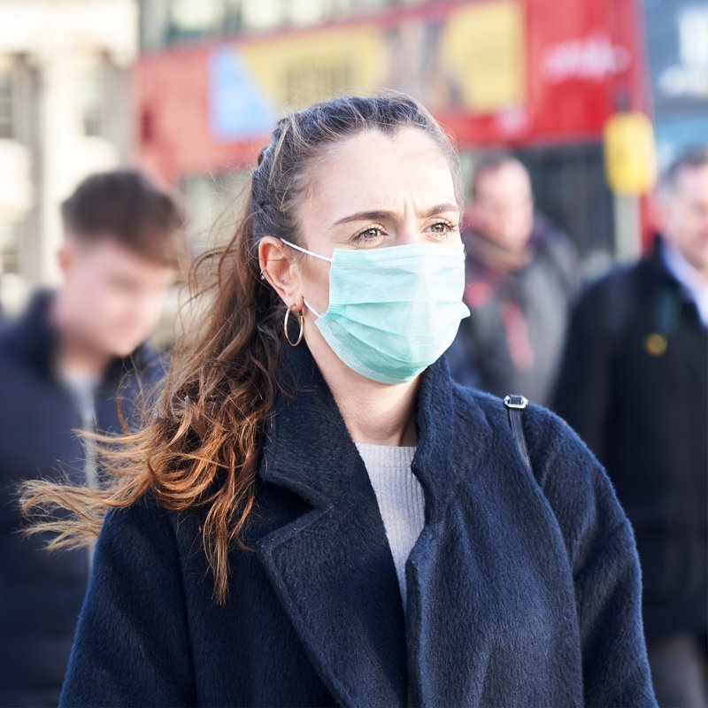 Une femme avec un masque